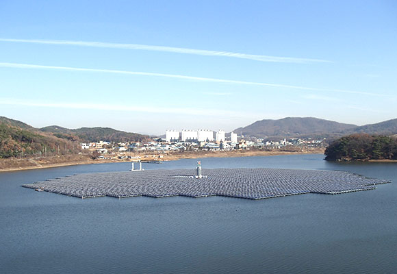 Water-rotating type of solar power plant photo
