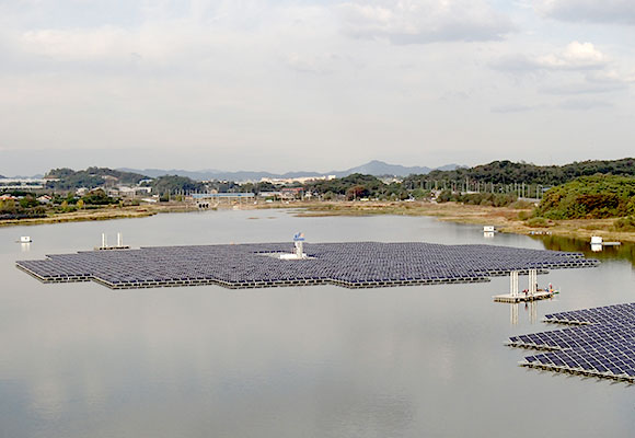 Water-rotating type of solar power plant photo