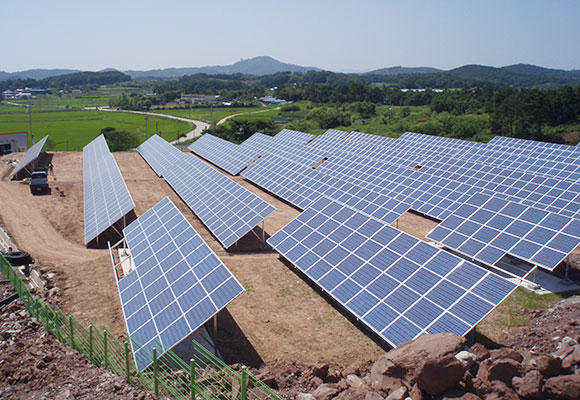 부여태양광발전소에 설치된 태양열판을 측면에서 촬영한 사진