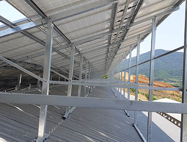 우리들태양광발전소에 설치된 태양열판을 내부에서 촬영한 사진