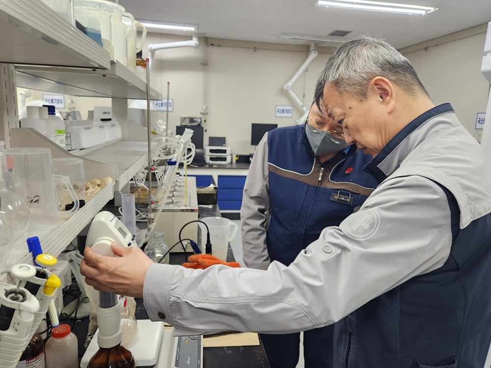 탈황폐수 수질분석 실험하는 김평환 대표(우측) 사진