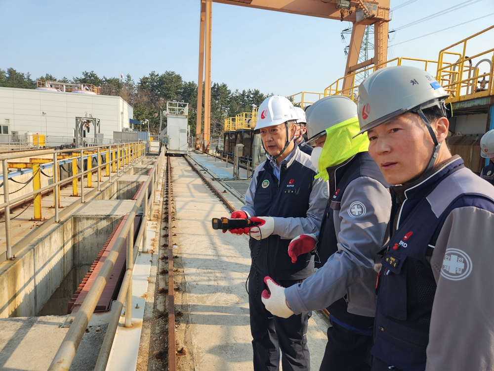 현장근무 중 샌드펌프 조작하는 모습(좌측) 사진