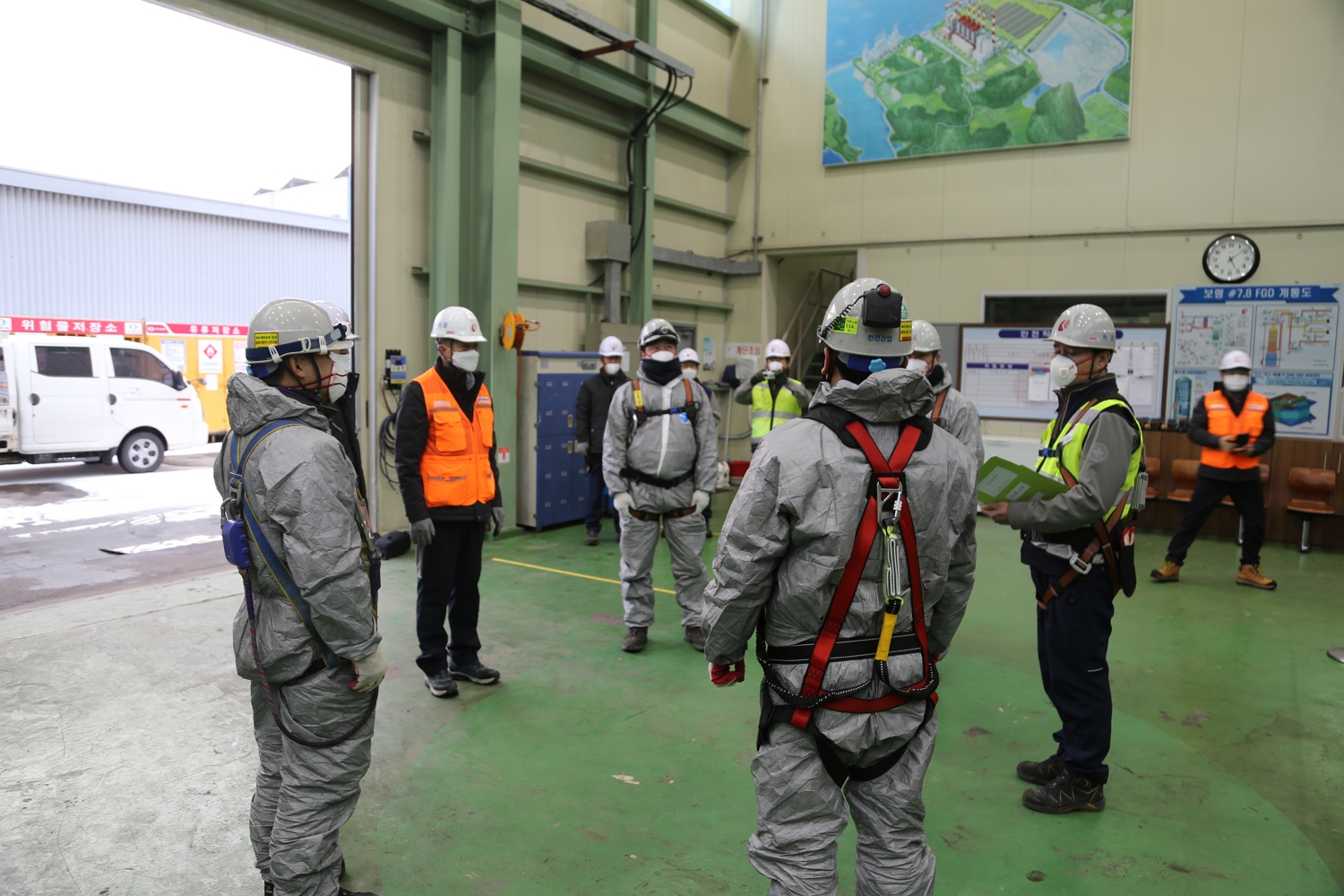 작업 전 위험예지활동(TBM)에 참석한 김평환 대표 사진