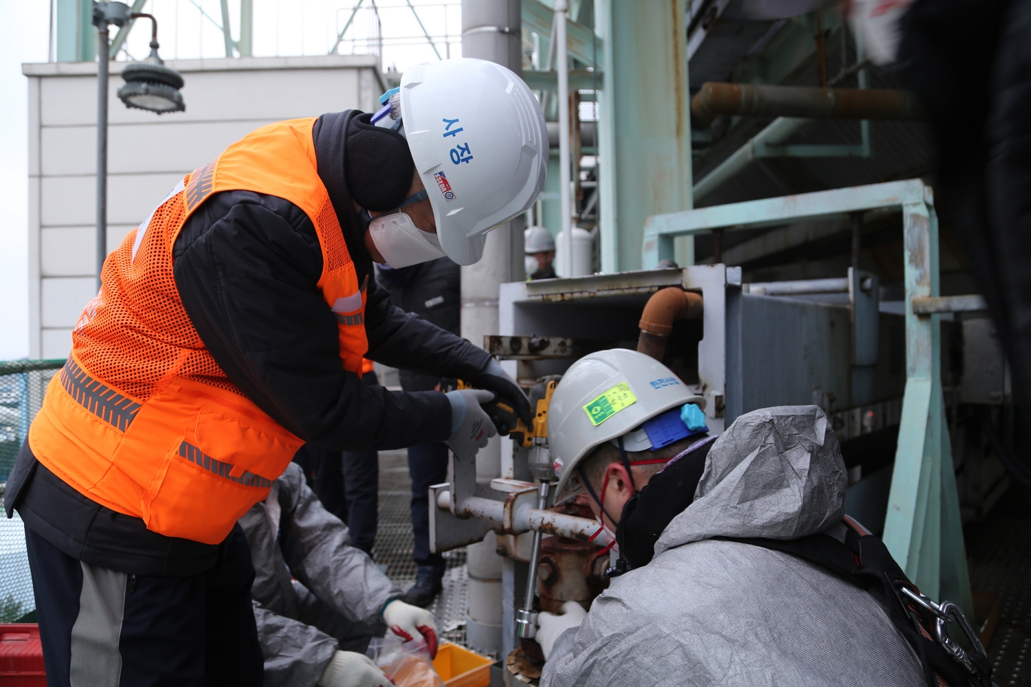 보령사업처 현장 정비 업무를 수행 중인 김평환 대표 사진