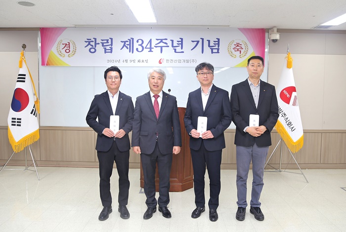 함흥규 대표와 유공부서상 부문 수상자들 단체 사진