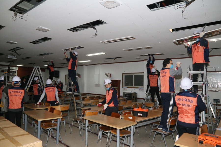 급식시설 LED 전등 교체 중인 나누리봉사단 사진