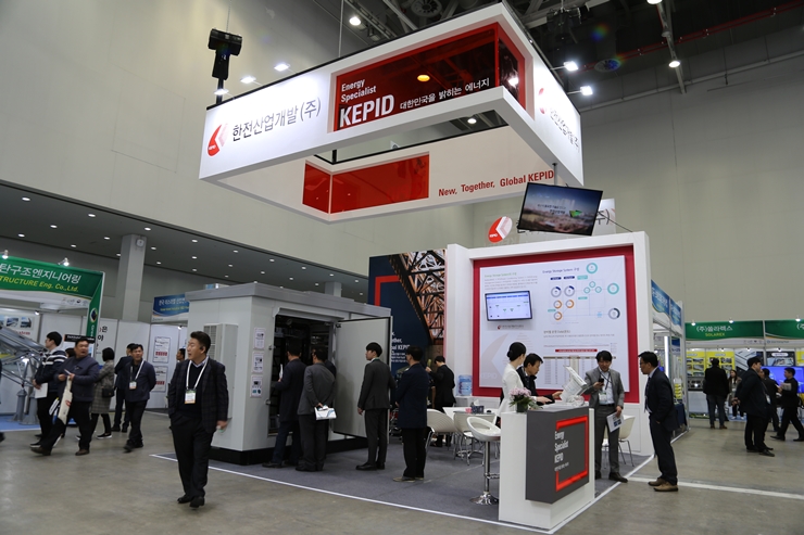 2019 국제그린에너지엑스포에 참가한 한전산업개발의 전시부스 사진