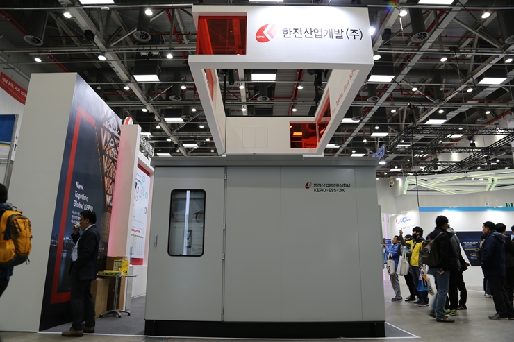 전시회에 선보인 KEPID-ESS-200의 실물 사진