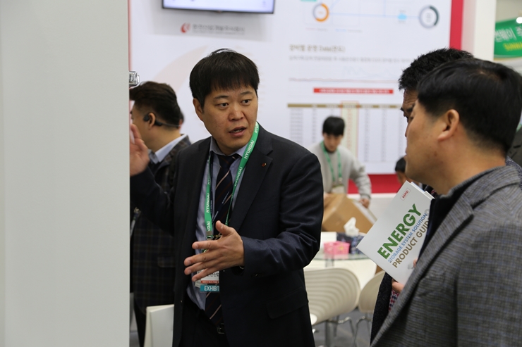 업계 관계자들을 대상으로 KEPID-ESS-200의 특징을 설명하는 한전산업 관계자 사진