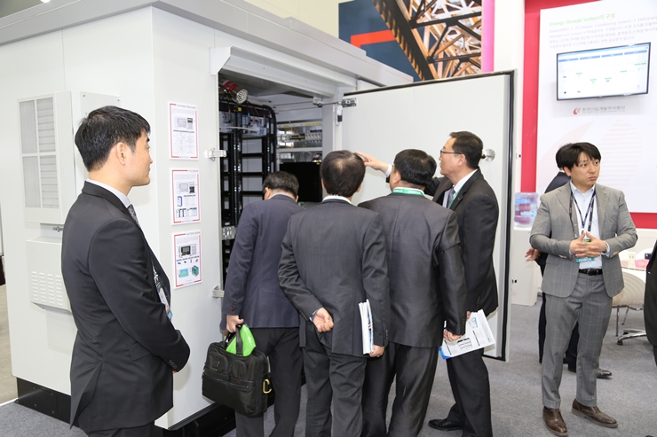 KEPID-ESS-200에 많은 관심을 보이는 업계 관계자들 사진