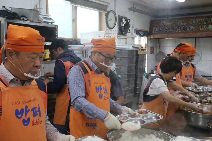 급식봉사에 동참한 신태환 경영지원본부장 사진