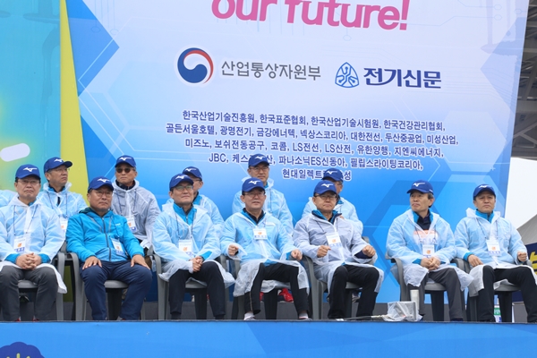 전기업계 주요 인사들과 어깨를 나란히 하는 한전산업개발 직원들 모습