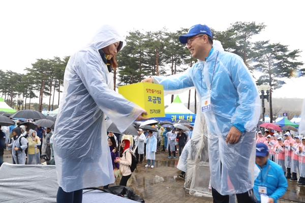 에너지 소외계층 지원을 위한 후원금 전달 모습